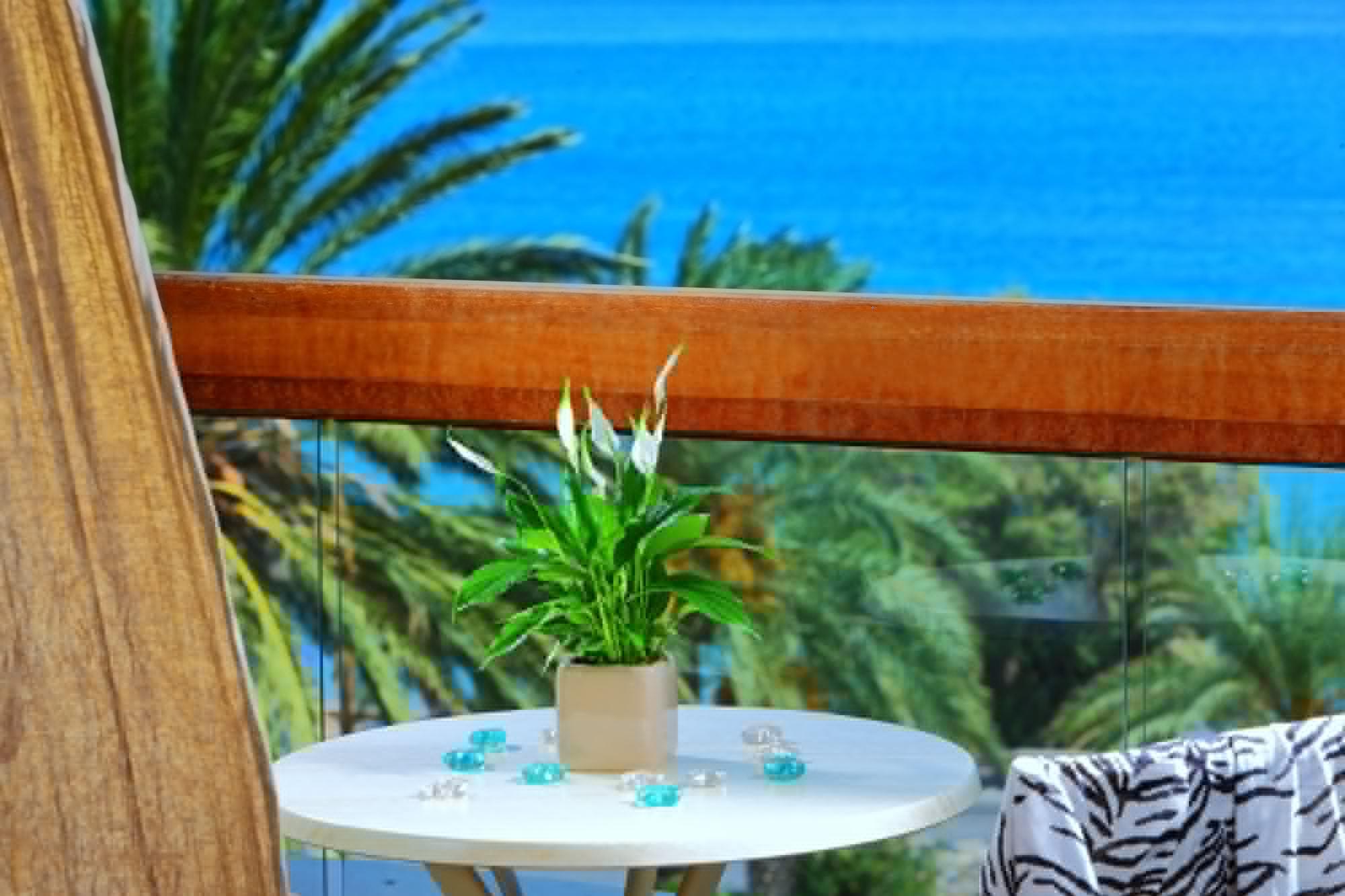 Sitia Beach City Resort & Spa Esterno foto Spathiphyllum on a balcony