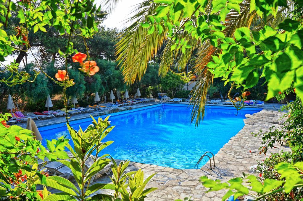 Sitia Beach City Resort & Spa Esterno foto A swimming pool