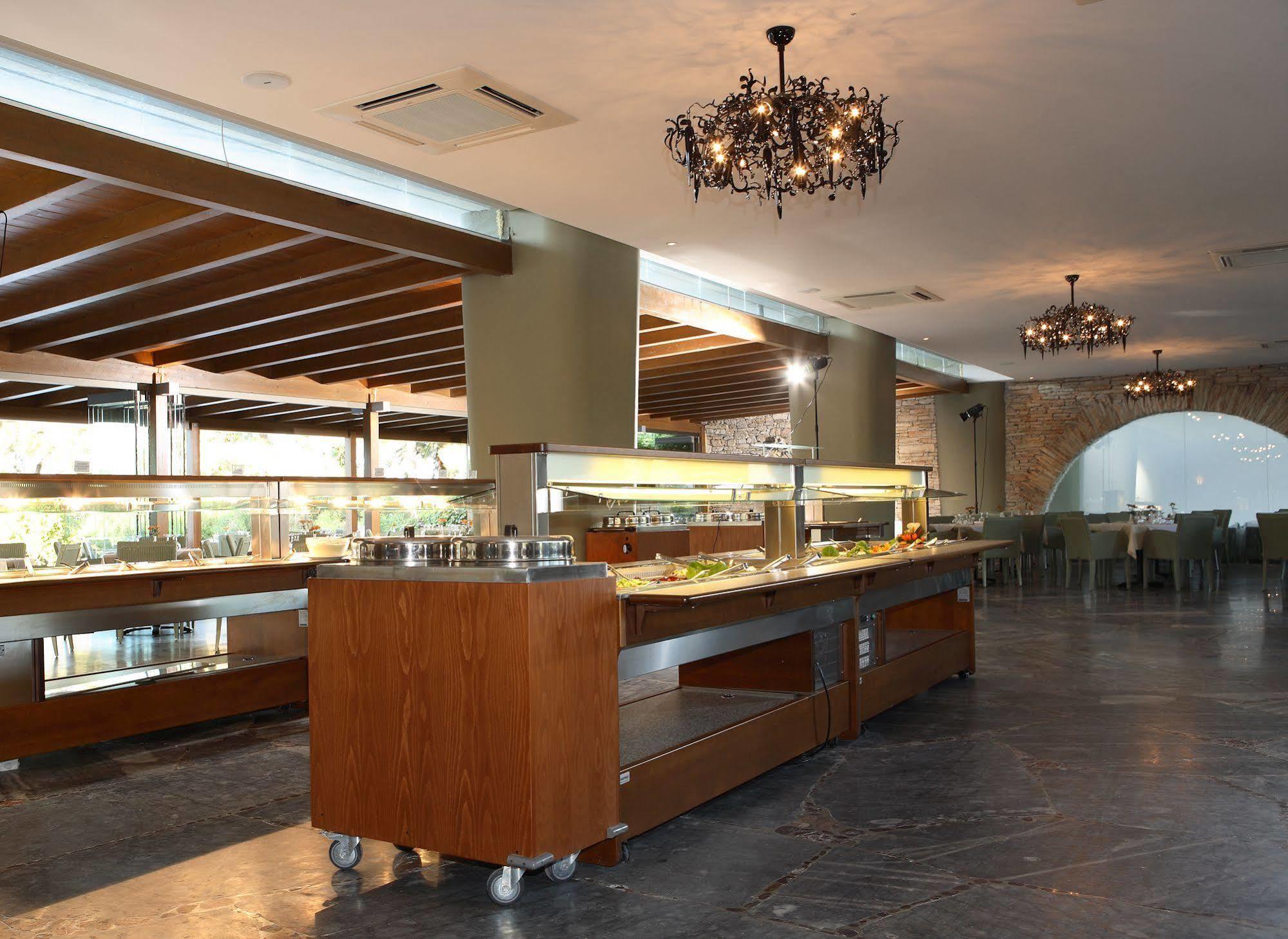 Sitia Beach City Resort & Spa Esterno foto The buffet at the restaurant