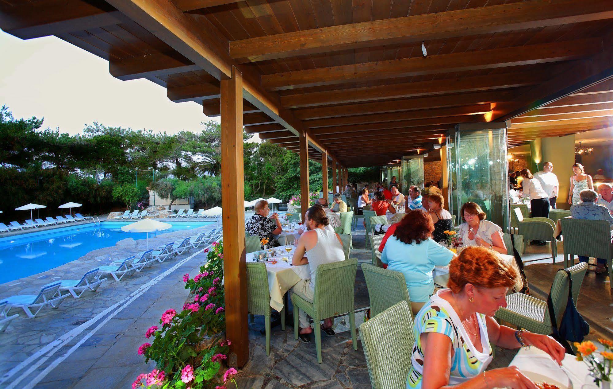 Sitia Beach City Resort & Spa Ristorante foto A restaurant in a hotel